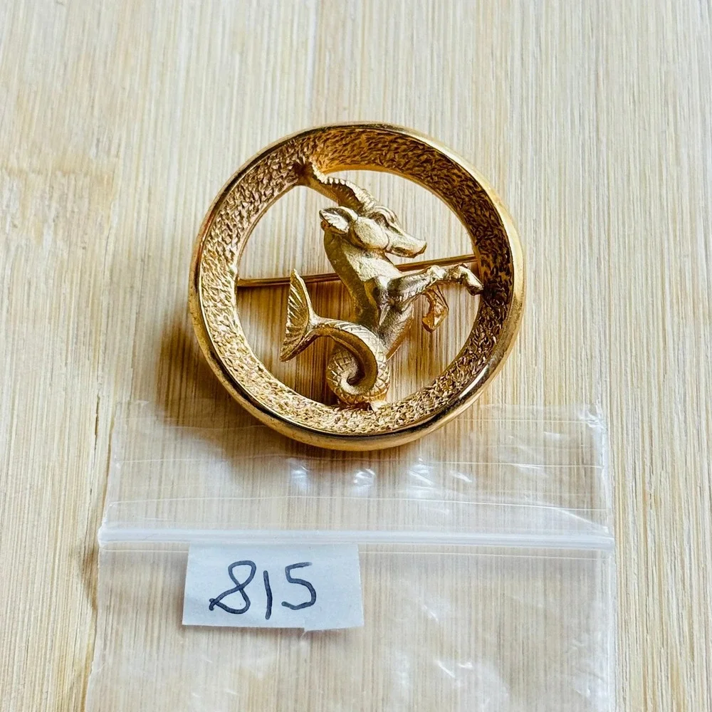 Crown Trifari VTG Capricorn Ram Zodiac Pin Brooch Signed estate Gold‎ Retro 60s